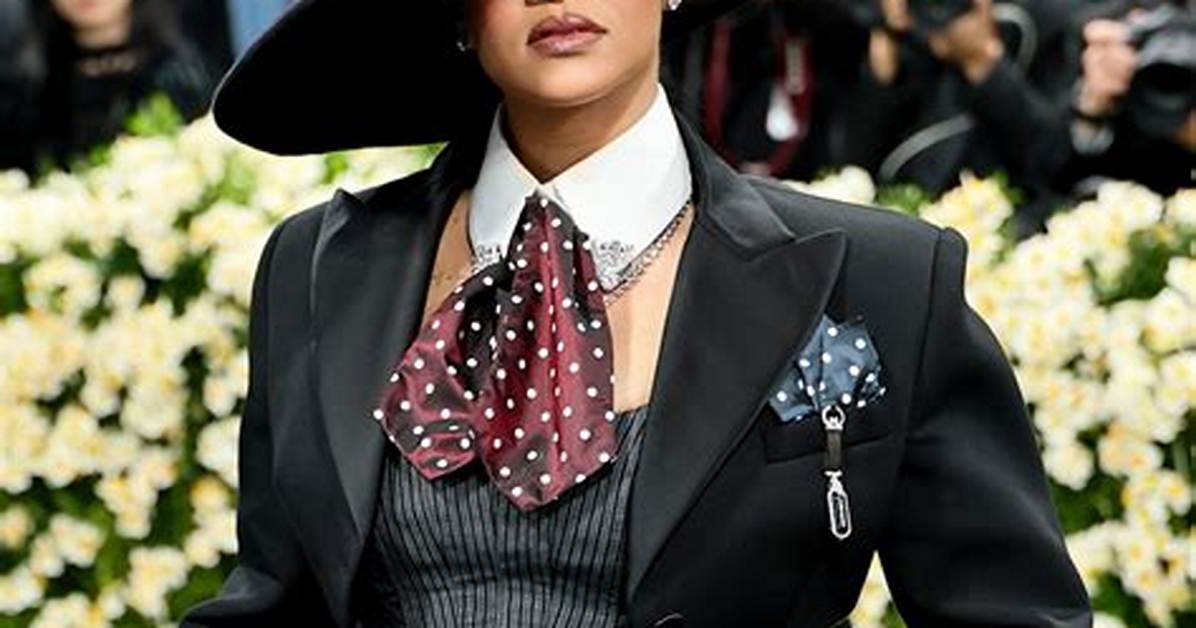 Pregnant Rihanna Reveals New Full Photo of Her Big Gorgeous Bare Baby Bump