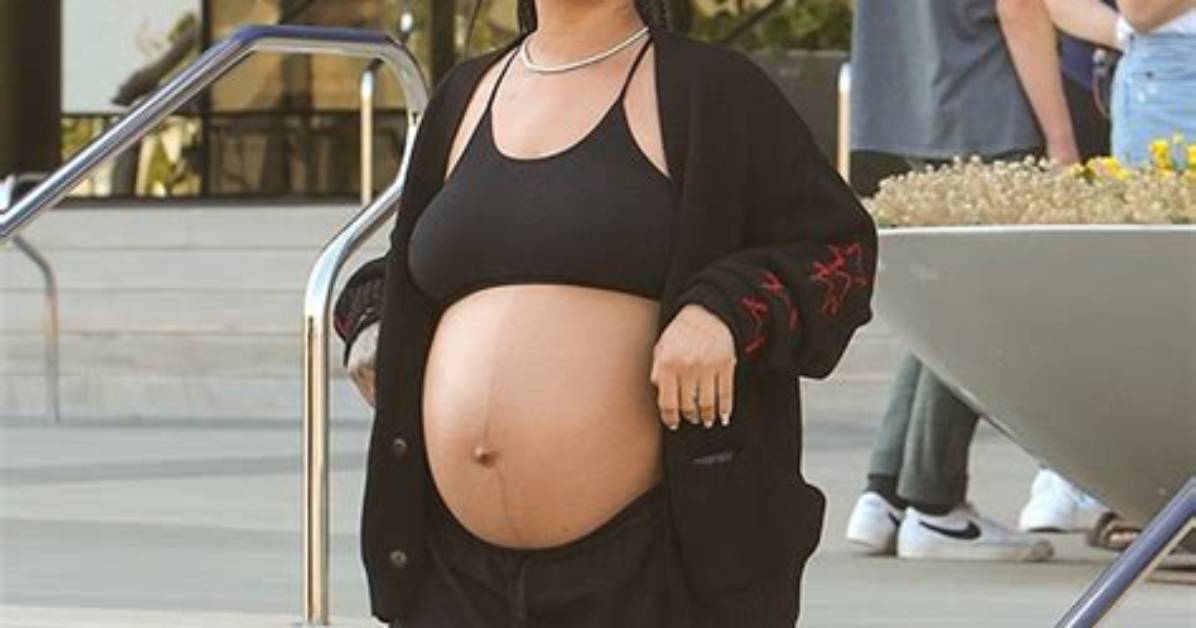 Pregnant Rihanna Wears Black Crop Top & Red Lip: Photos – Hollywood Life