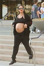 Pregnant Rihanna Wears Black Crop Top & Red Lip: Photos – Hollywood Life