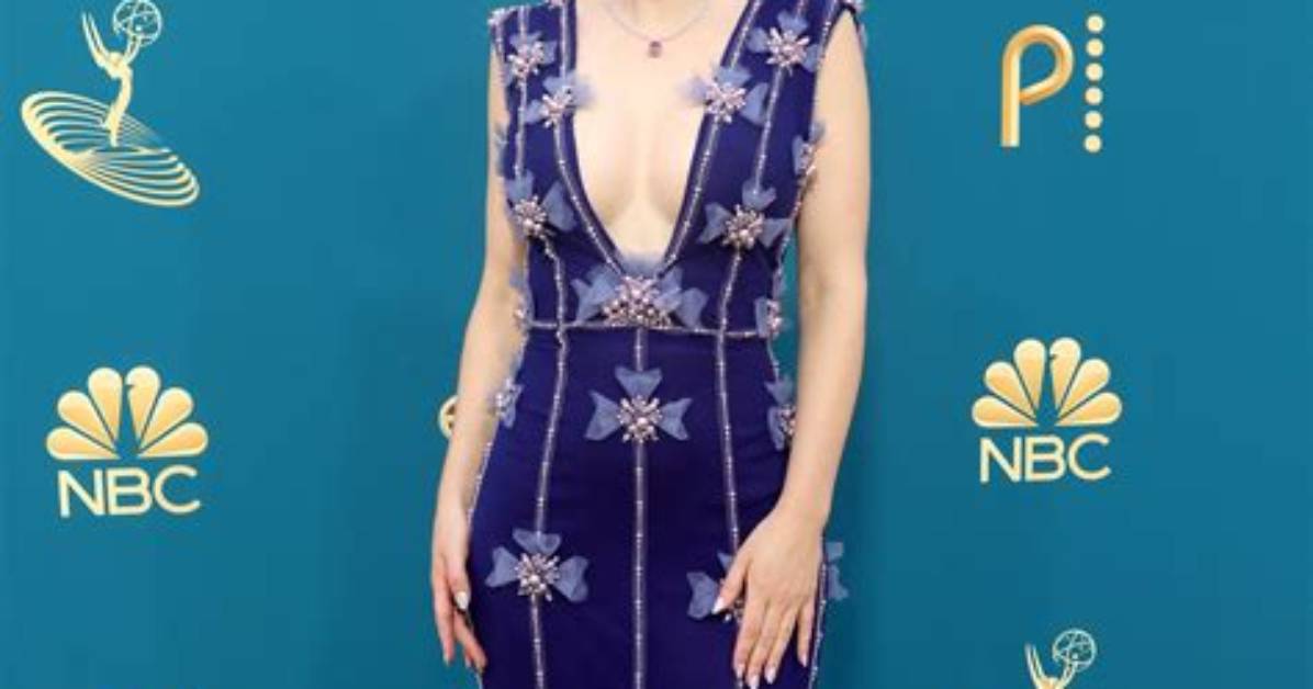 Rachel Brosnahan’s Hottest Looks: Photos – Hollywood Life