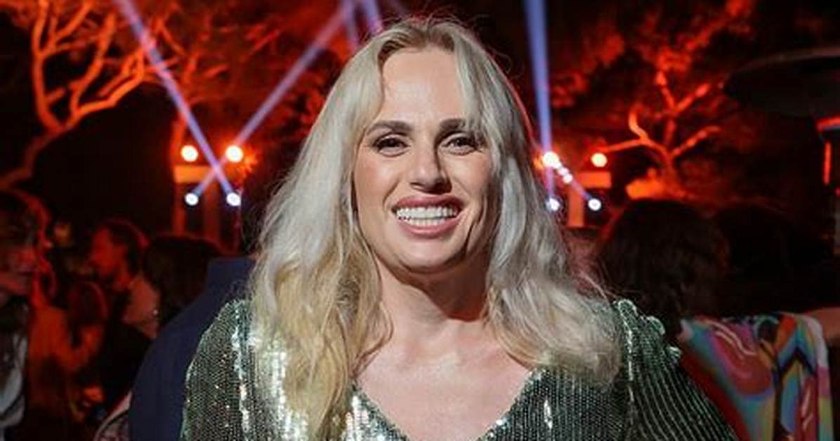 Rebel Wilson Rocks Sparkly Green Top to Channel Britney Spears’ ‘Crazy’ Music Video on Movie Set — Watch