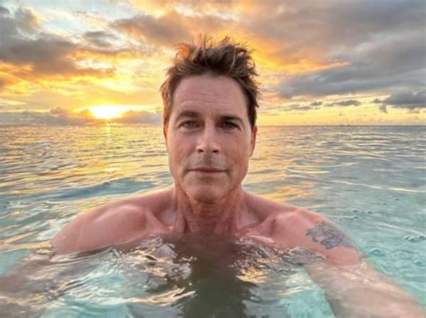 Rob Lowe Is Shirtless to Celebrate Sobriety: Photo – Hollywood Life