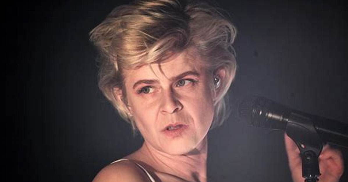 Robyn — See Pics