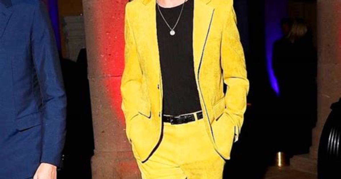 Ryan Gosling’s Yellow Suit – Photos – Hollywood Life