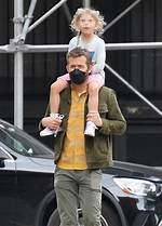 Ryan Reynolds Carries Daughter Inez on Walk with Blake Lively – Hollywood Life