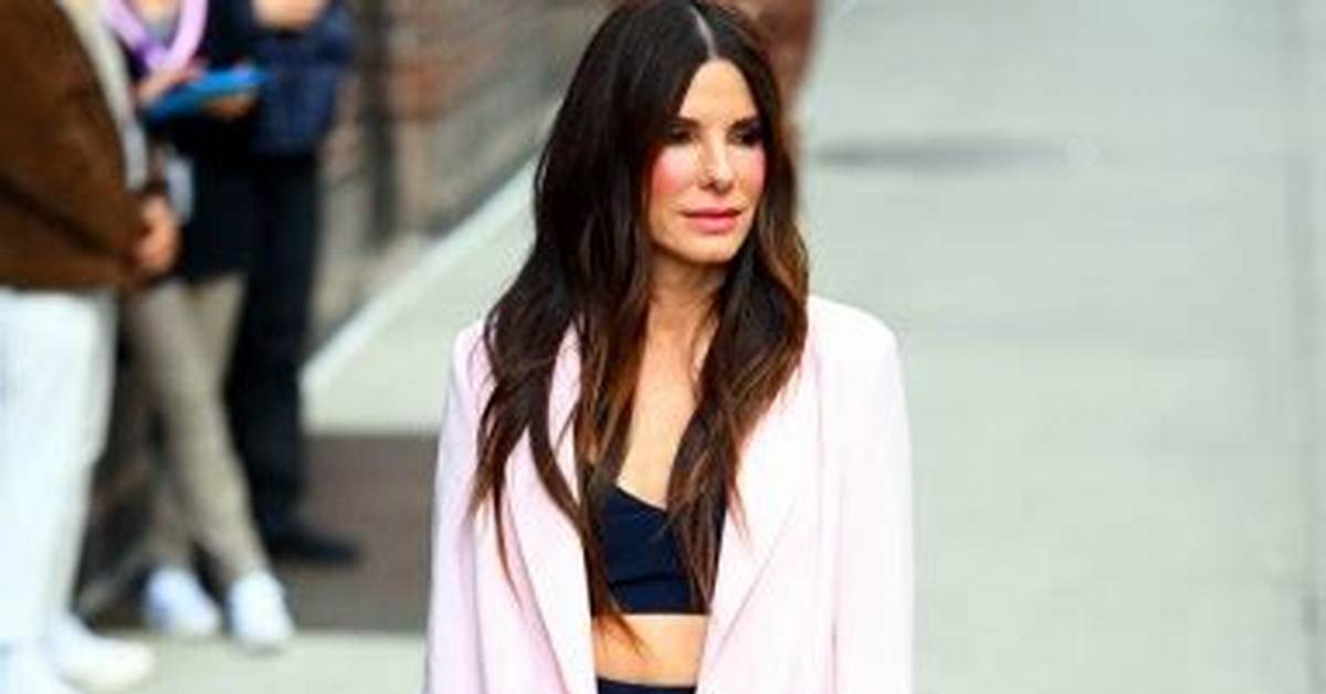 Sandra Bullock Rocks Sexy Crop Top & Pink Blazer for ‘The Late Show’ – Hollywood Life