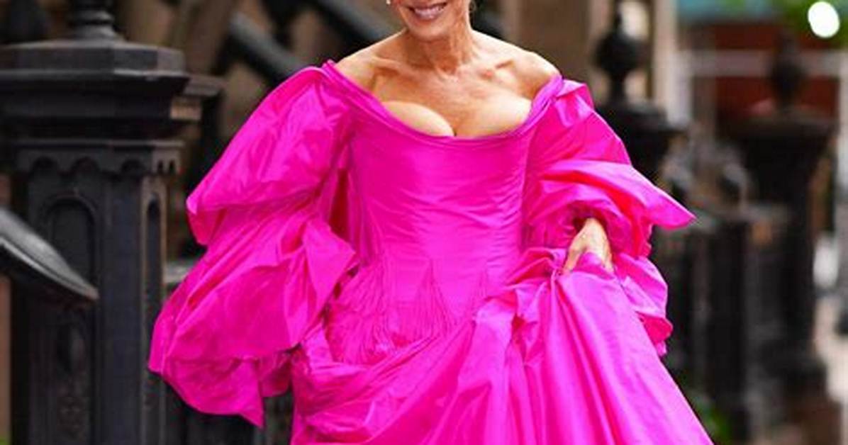 Sarah Jessica Parker Channels Carrie Bradshaw & Shows off Her Bra – Hollywood Life