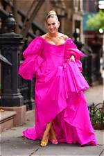Sarah Jessica Parker Channels Carrie Bradshaw & Shows off Her Bra – Hollywood Life
