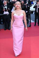 Scarlett Johansson’s Pink Dress with Colin Jost at Cannes: Photos – Hollywood Life
