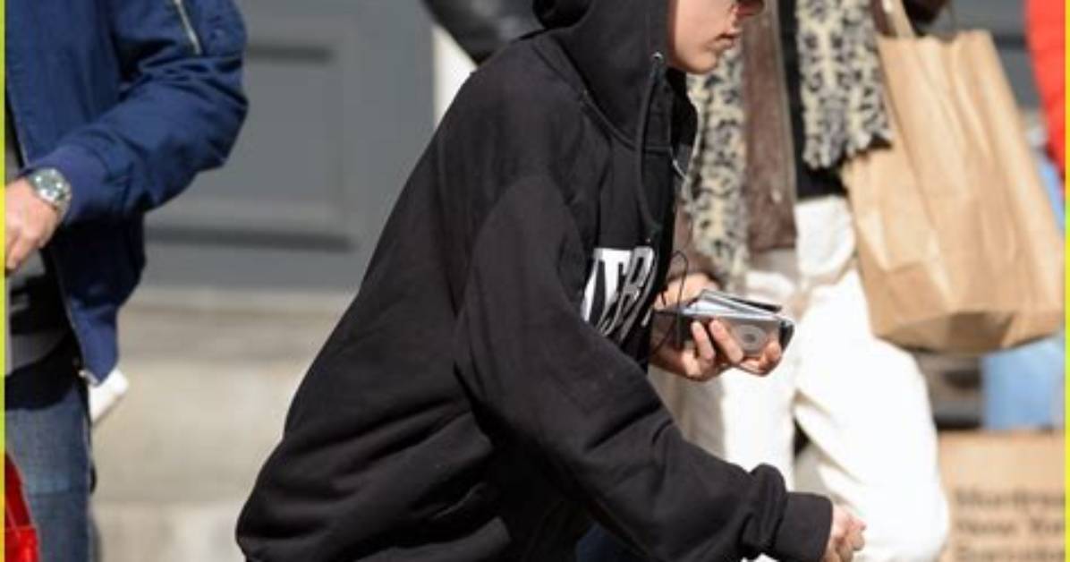 Scarlett Johansson Steps out for First Time Since Giving Birth to Daughter
