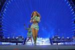 See Her Join Beyonce During London Concert – Hollywood Life