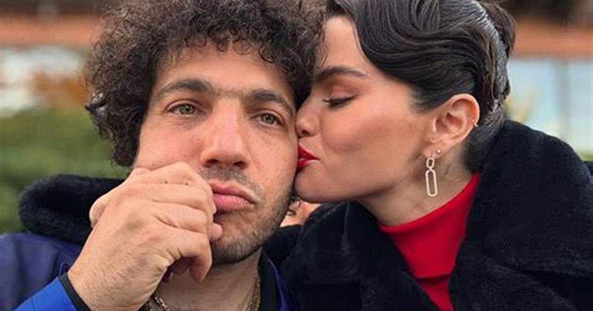 Selena Gomez & Benny Blanco Snuggle on Date Night in Cute Selfies – Hollywood Life