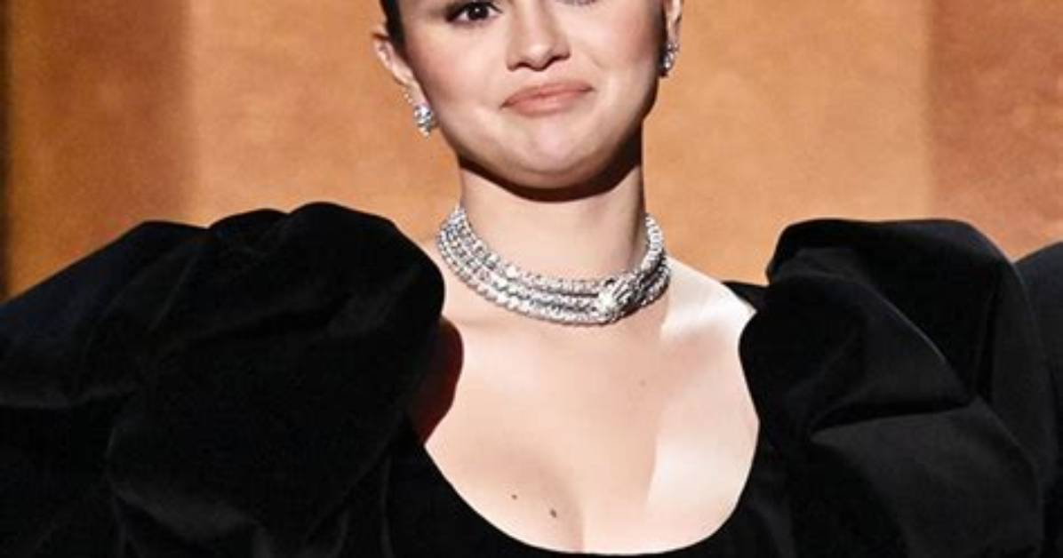 Selena Gomez Jokes About Heels at Sag Awards 2022 & Going Barefoot – Hollywood Life