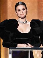 Selena Gomez Jokes About Heels at Sag Awards 2022 & Going Barefoot – Hollywood Life