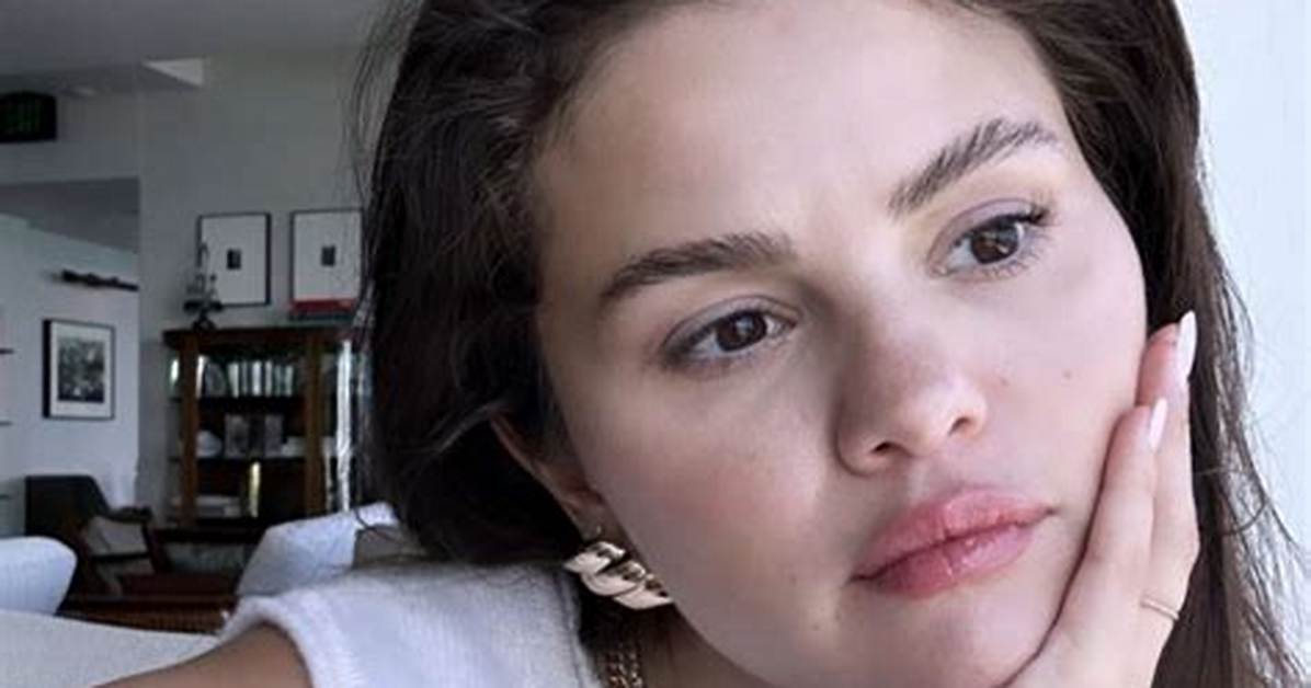 Selena Gomez Stuns in Makeup-Free Pic & Shows off at-Home Recording Studio in Quarantine