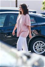 Selena Gomez Wears Pink Shirt & Sweatpants in Los Angeles: Pics – Hollywood Life