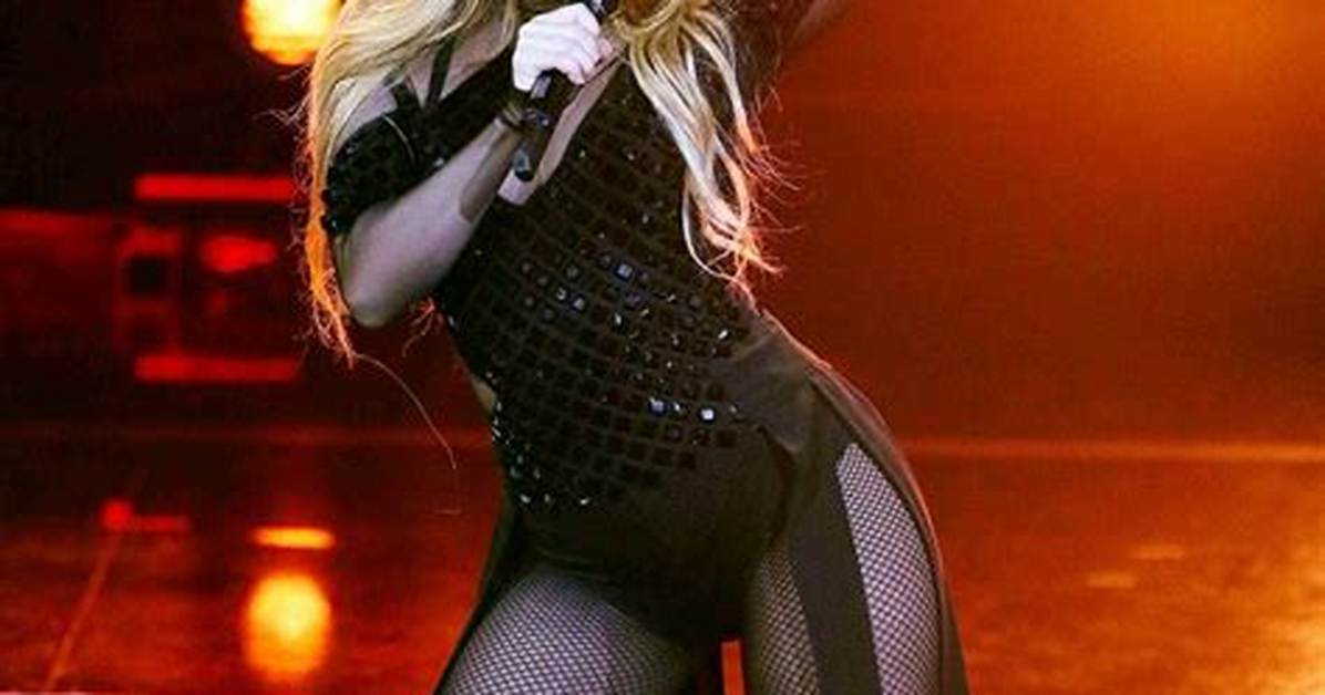 Sexiest Photos of Singers Onstage