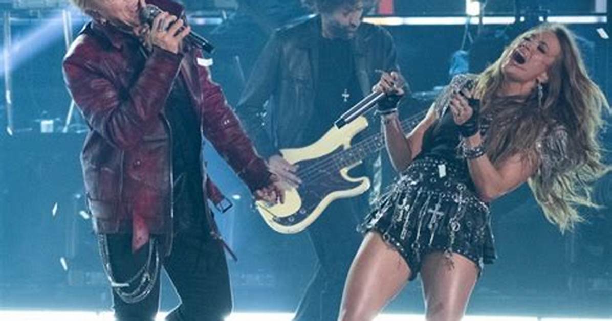 She Rocks Leather Shorts to Perform – Hollywood Life