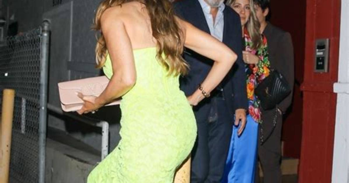Sofia Vergara Rocks Neon Dress While at Dinner with Heidi Klum: Photos – Hollywood Life