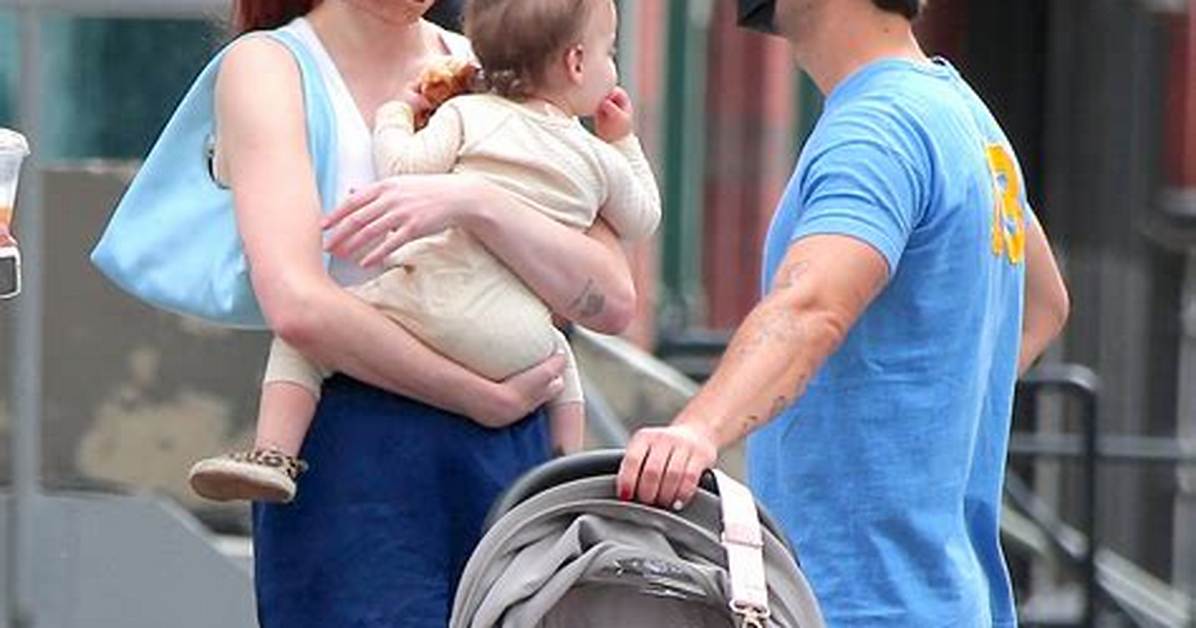 Sophie Turner & Joe Jonas Carry Daughters for Family Outing – Hollywood Life
