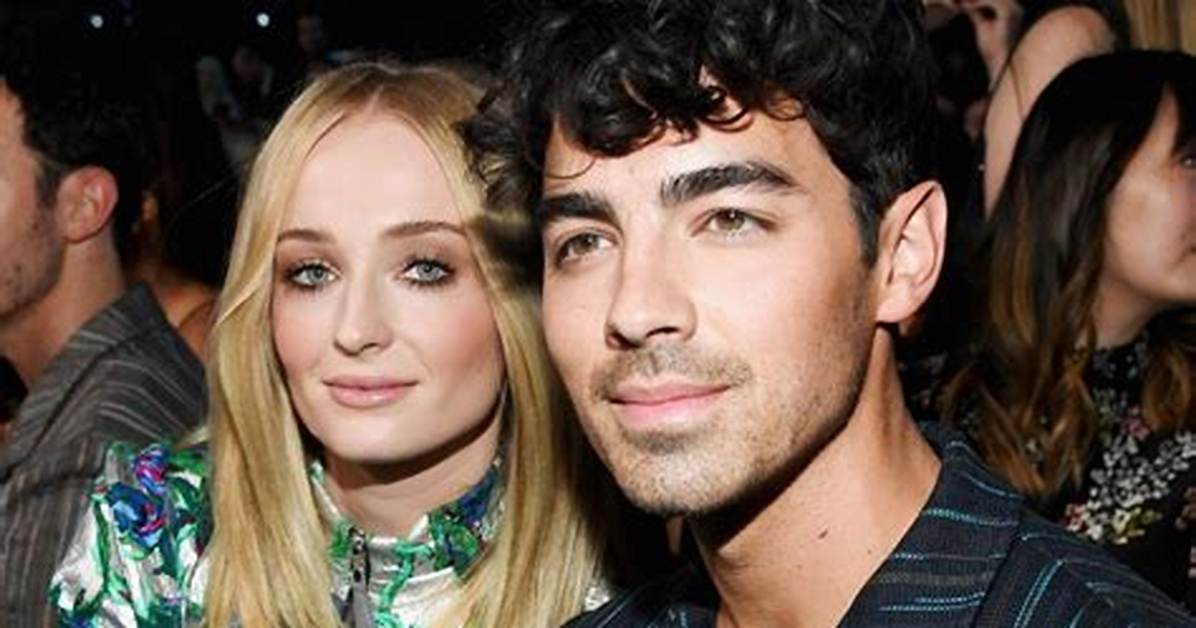 Sophie Turner & Joe Jonas Share a Loving Gaze on Romantic Paris Getaway 2 Year's After France Wedding