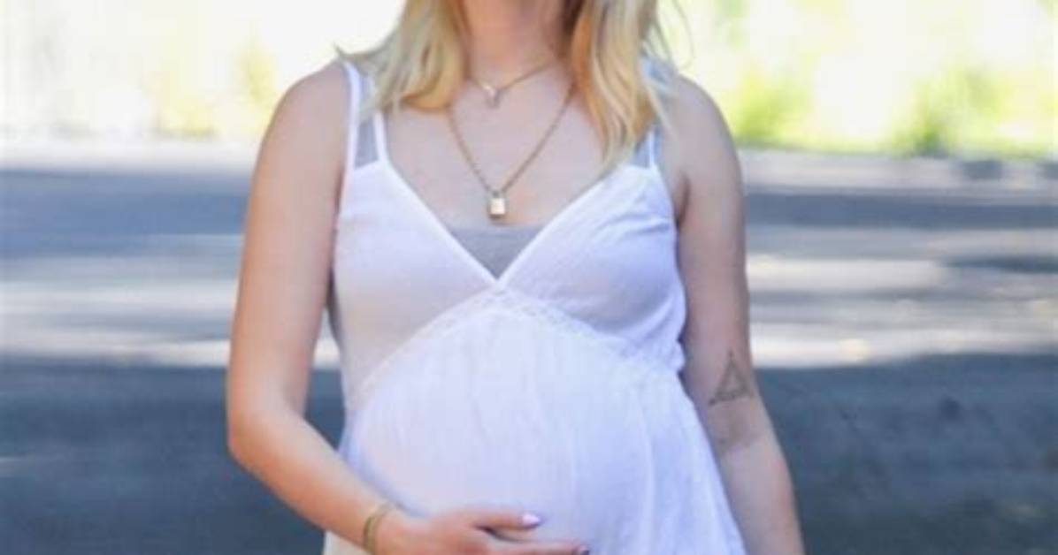 Sophie Turner Shows off Baby Bump in Crop Top & Leggings on Shopping Date with Joe Jonas
