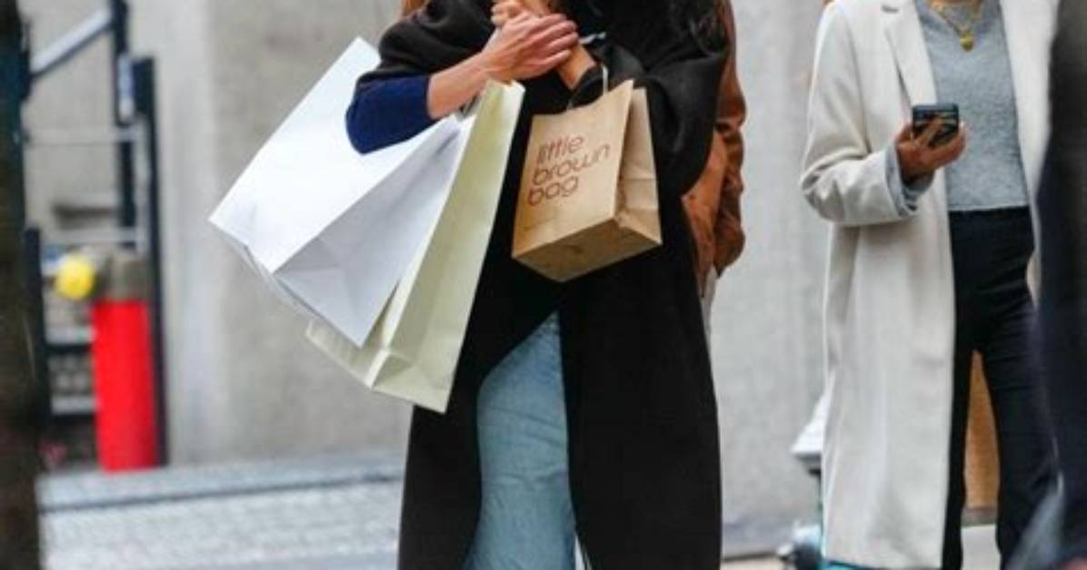 Stars out Holiday Shopping: Katie Holmes, Jennifer Lopez & More Celebs Buying Presents
