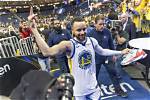 Steph Curry Joins Paramore for Performance of ‘Misery Business’: Watch – Hollywood Life