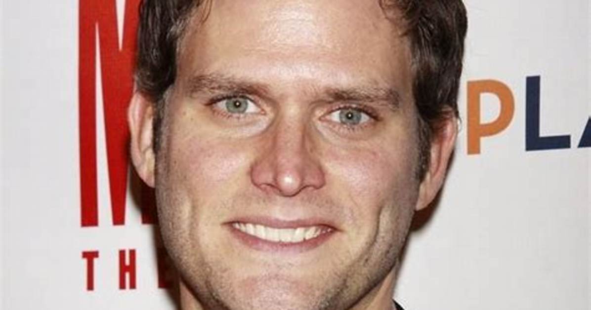 Steven Pasquale Bio, Age, Height, Parents, Siblings, Wife, Tv Shows, Films and Net Worth