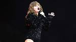 Taylor Swift Blows Nose Onstage & Throws Issue in Audience: Watch – Hollywood Life