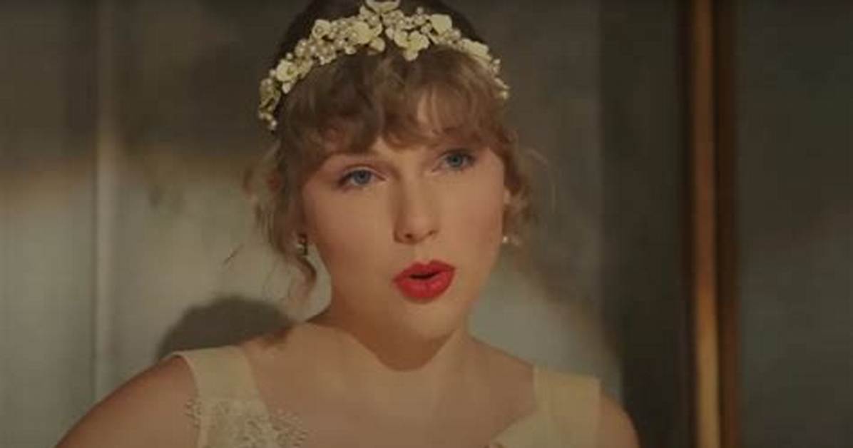 Taylor Swift’s Next Announcement Coming? Fans Think Selfie Holds Clues – Hollywood Life