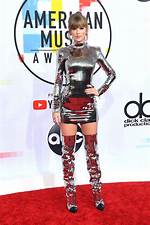 Taylor Swift’s Sparkly Outfits – 2018 Amas Dress & More – Hollywood Life