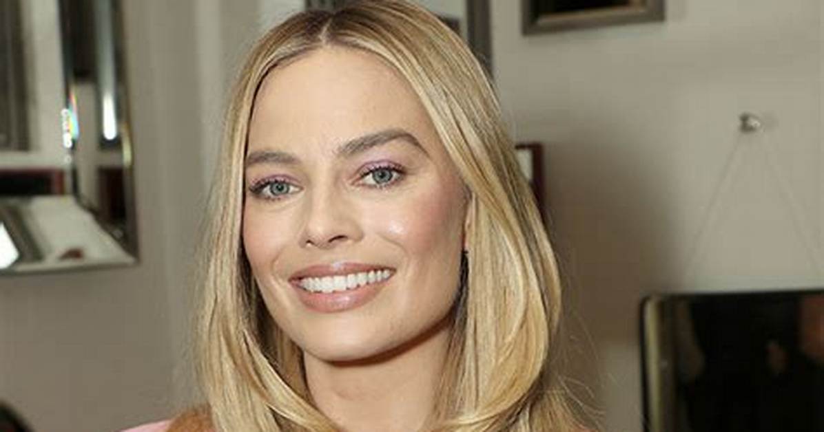 These Complexion Pads Are Margot Robbie’s Must-Have Travel Item