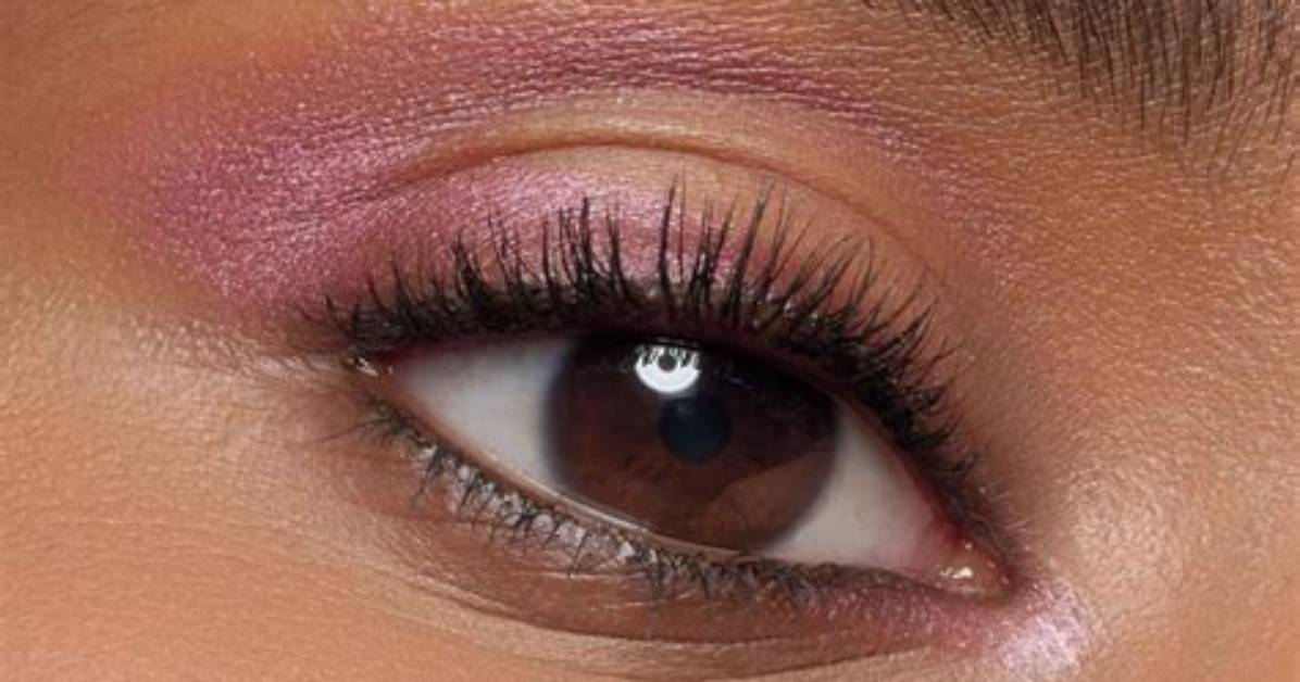 This All-in-One $5 Eyeshadow Stick Is a Must-Have for Glamorous Holiday Looks