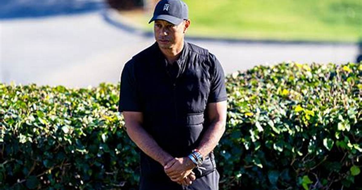 Tiger Woods Uses Crutches While Arriving at Lax in New Photos – Hollywood Life
