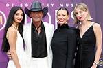 Tim Mcgraw, Faith Hill & Daughters Dress in ‘Harry Potter’ Costumes: Pics – Hollywood Life