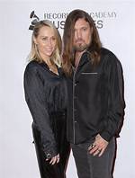 Tish & Billy Ray Cyrus’ Divorce Is a ‘Relief’ for Miley & Her Siblings – Hollywood Life