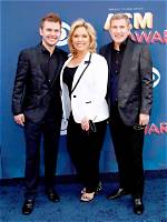 Todd & Julie Chrisley Dealing with Mold & Lead Paint in Prison – Hollywood Life