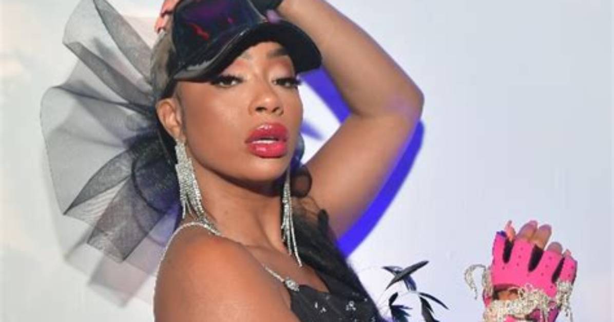 Tommie Lee Bikini Dance in Super Sexy Poolside Video – Hollywood Life