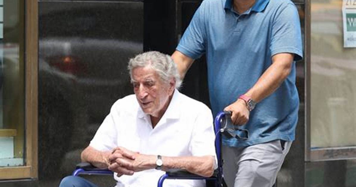 Tony Bennett in Wheelchair in Final Sighting: Video – Hollywood Life