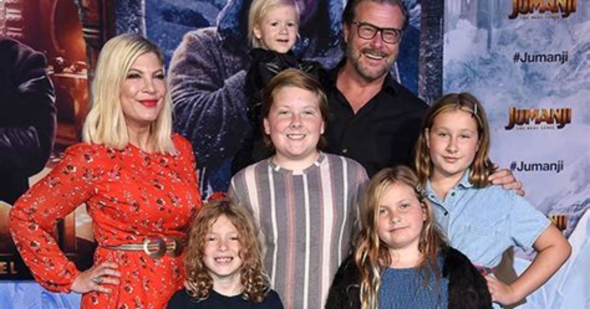 Tori Spelling & Brother Randy at Universal Studios: Photos – Hollywood Life