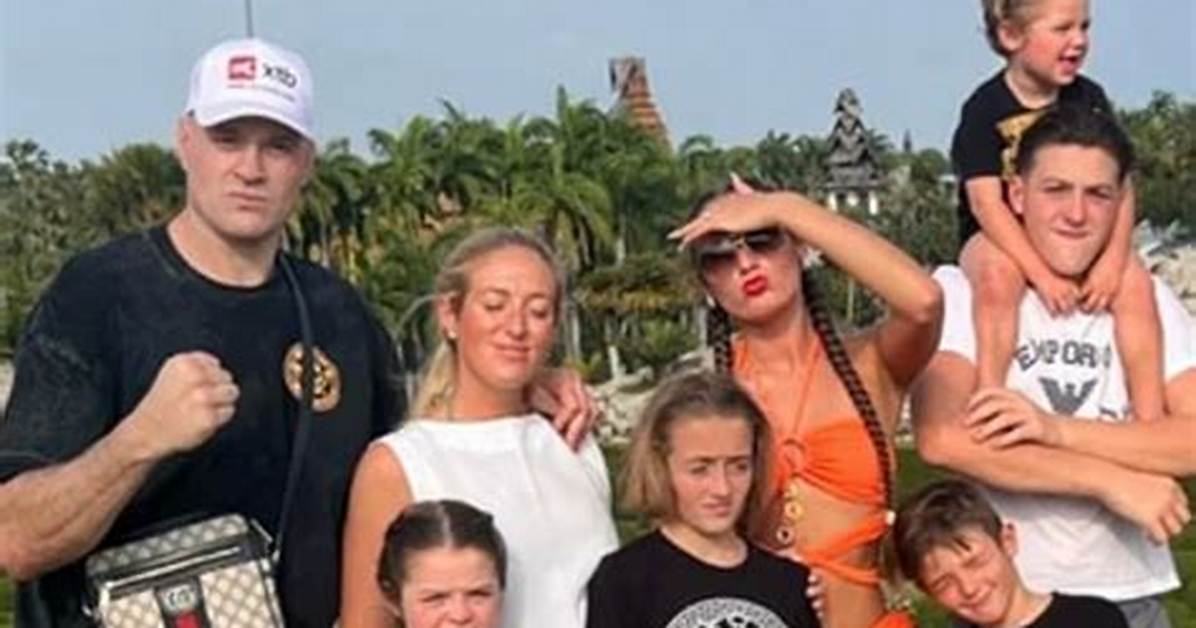Tyson Fury & Wife Pose with 6 Children on Family Vacation in Florida – Hollywood Life