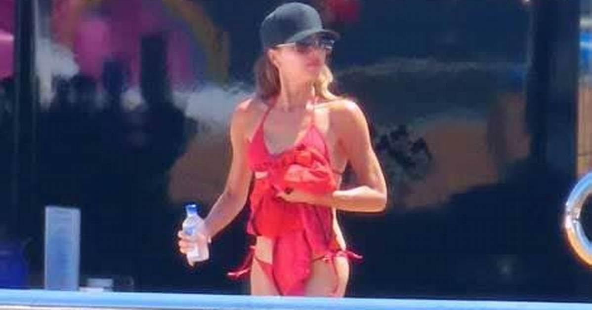 Victoria Beckham’s Red String Bikini in Italy: Photos – Hollywood Life