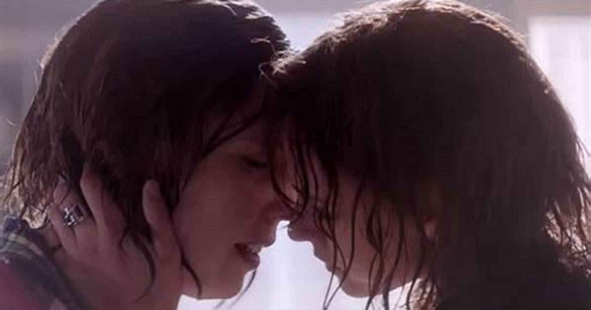 [Video] Kristen Stewart & Vanessa Bayer Make out on ‘Snl’ in Totino’s Sketch – Hollywood Life