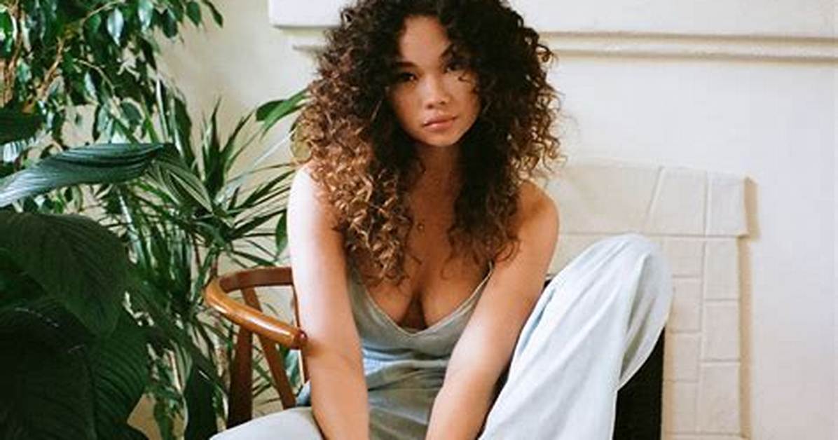 Who Is Ashley Moore? 5 Things About the Model – Hollywood Life