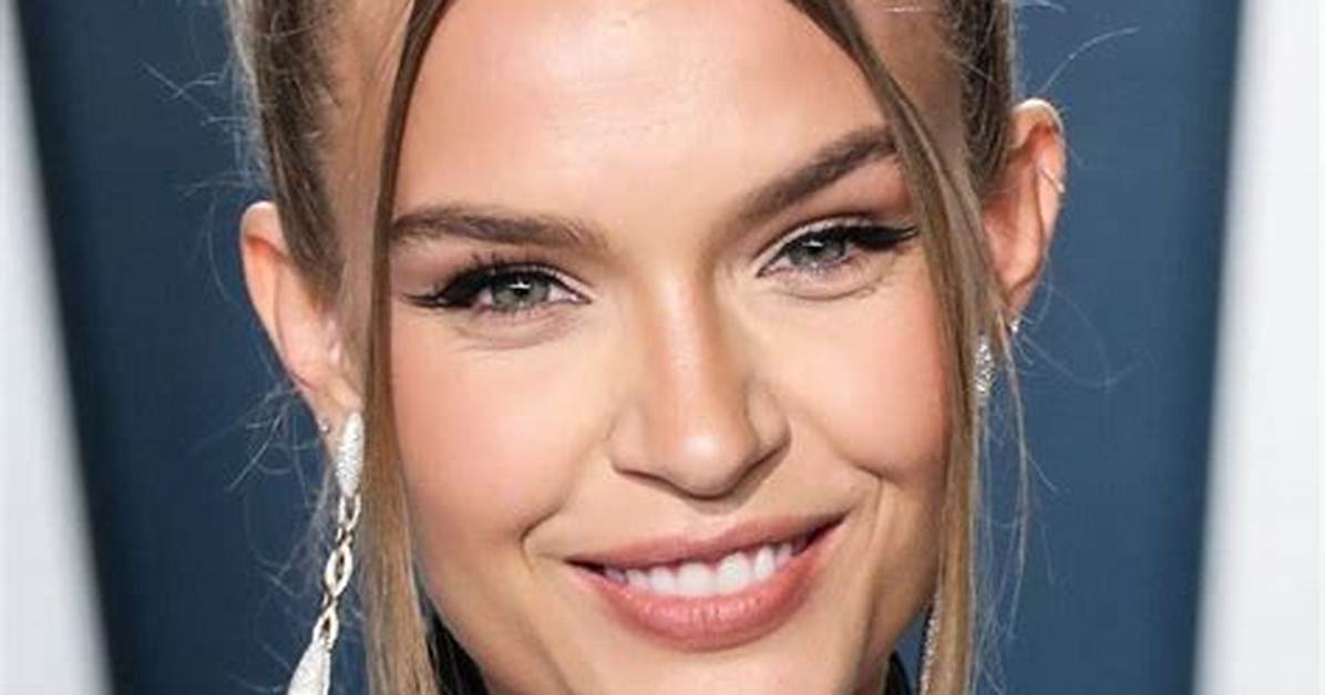 Who Is Josephine Skriver? 5 Facts About Victoria’s Secret’s Angel – Hollywood Life
