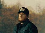 Who Is Luke Combs? 5 Facts About the Country Singer – Hollywood Life