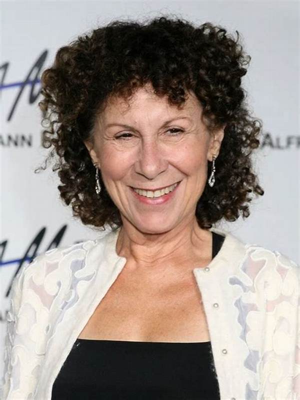 Who Is Rhea Perlman? Wiki, Age, Ethnicity, Wife, Height, Net Worth, Career (Biographygist)