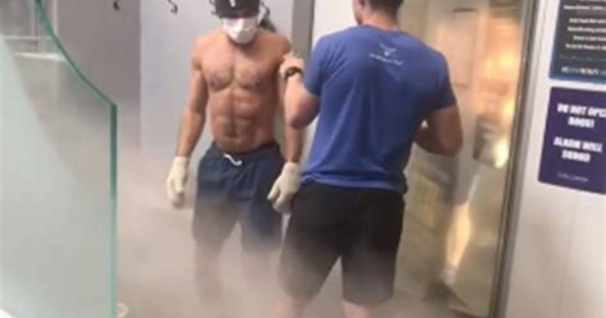 Zac Efron Dances Shirtless to Vanilla Ice in -200 Degree Cryotherapy Chamber & Looks Ridiculously Sexy