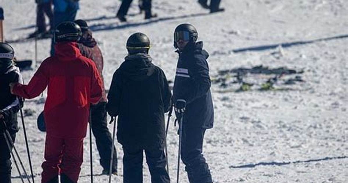 Zac Efron & Vanessa Valladares Take Ski Trip in Australia: Photos – Hollywood Life